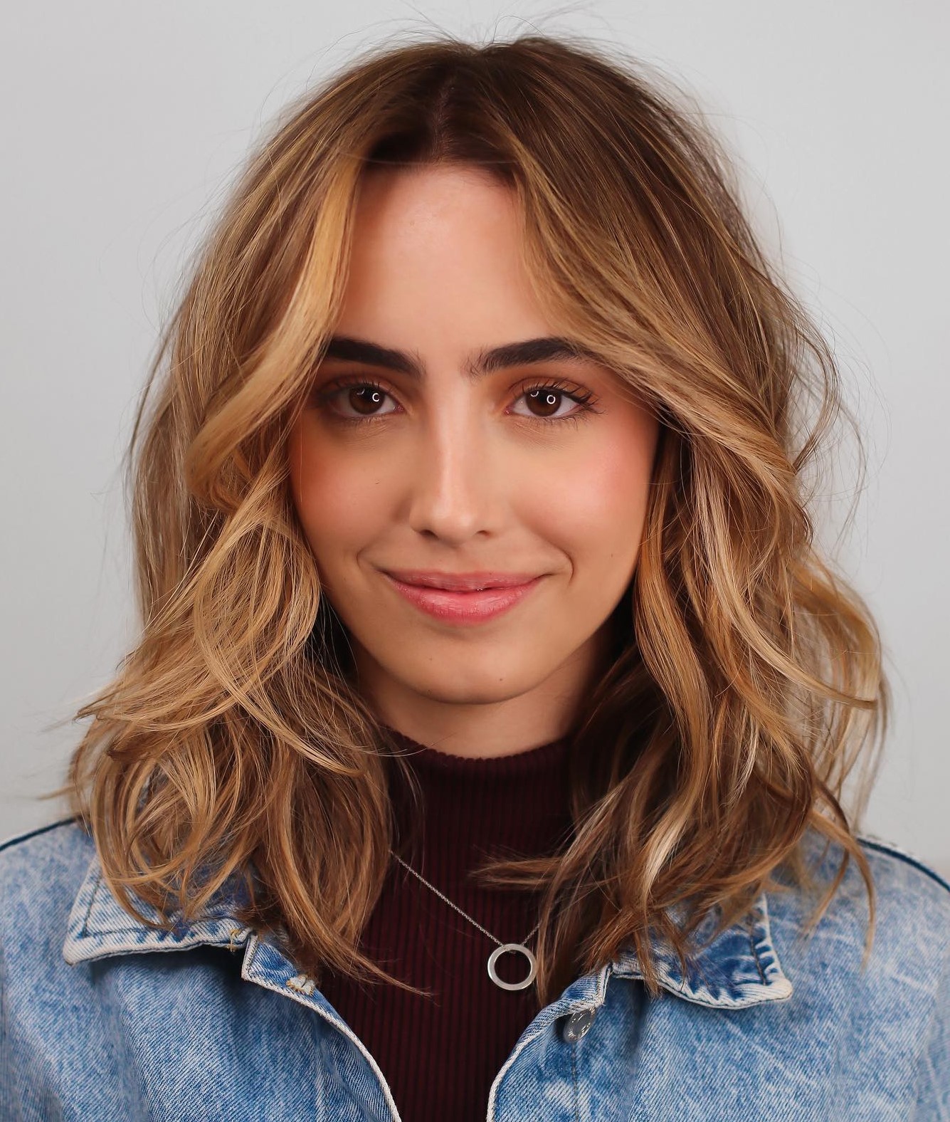Honey Blonde With Lighter Highlights Collarbone Waves with Curtain Bangs Honey Blonde With Lighter Highlights Collarbone Waves with Curtain Bangs — Easy Winter Hairstyles
