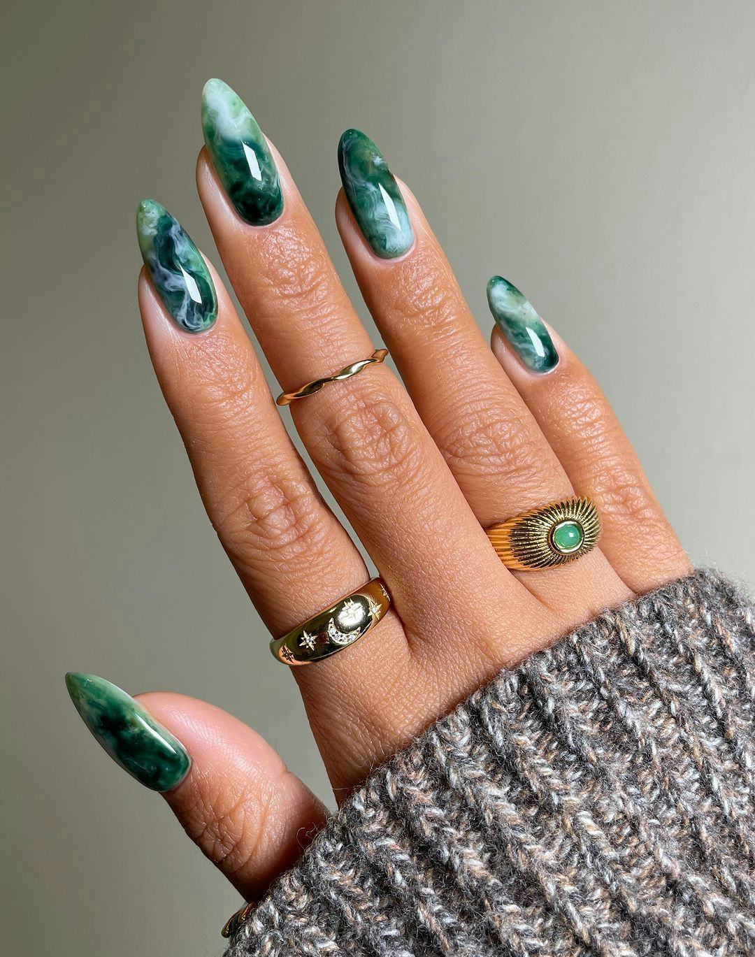 Long Oval Realistic Jade Marbling Long Oval Realistic Jade Marbling — Emerald Green Nails