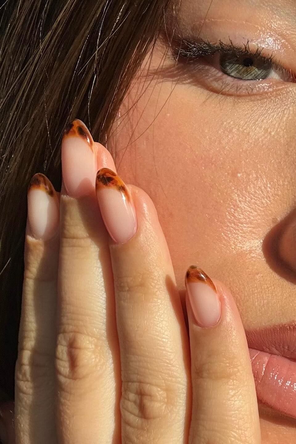 Medium Oval Tortoiseshell French Tips Medium Oval Tortoiseshell French Tips — Trendy Simple Nail Designs