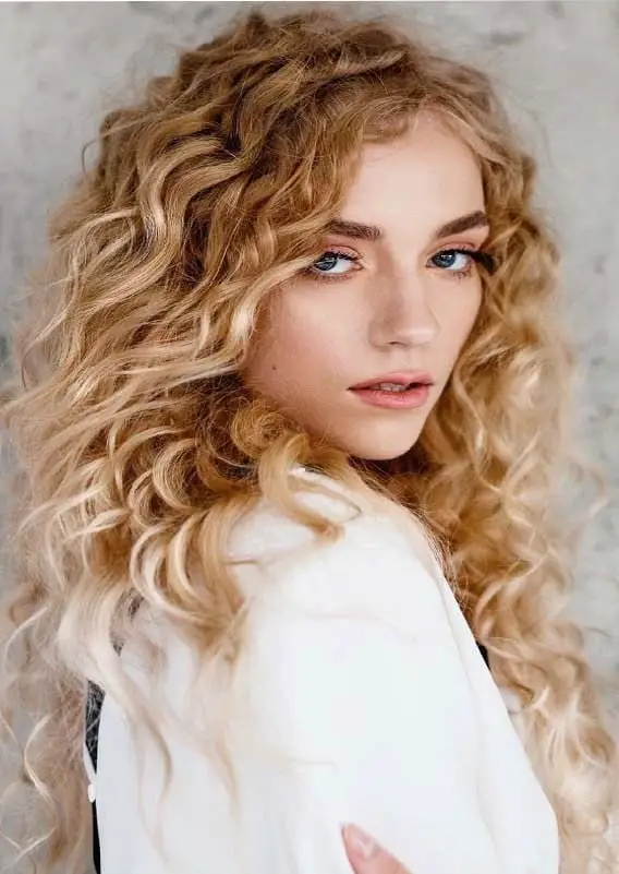 Ash Blonde With Lighter Highlights Collarbone Ash Blonde With Honey Highlights Ash Blonde With Lighter Highlights Collarbone Ash Blonde With Honey Highlights — Winter Hair Colors for Curly Hair