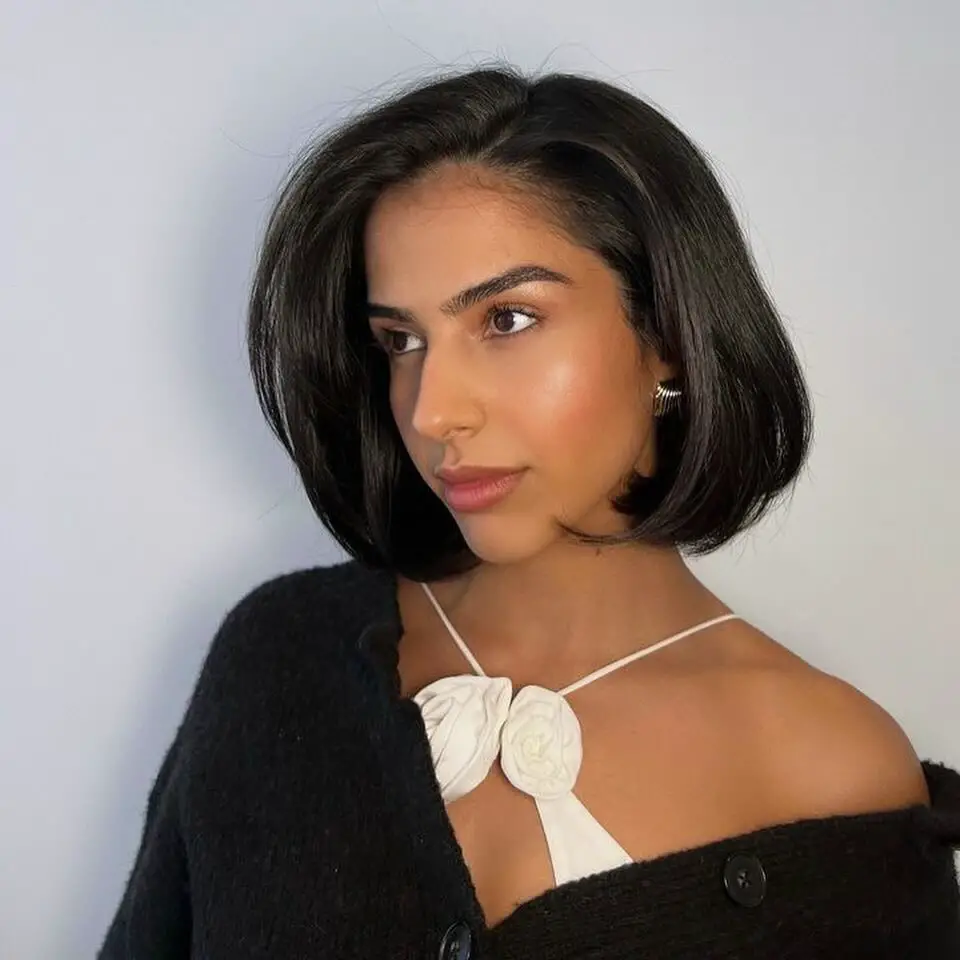 Sleek Chin Bob with Side Part Sleek Chin Bob with Side Part — Winter Haircuts for Straight Hair