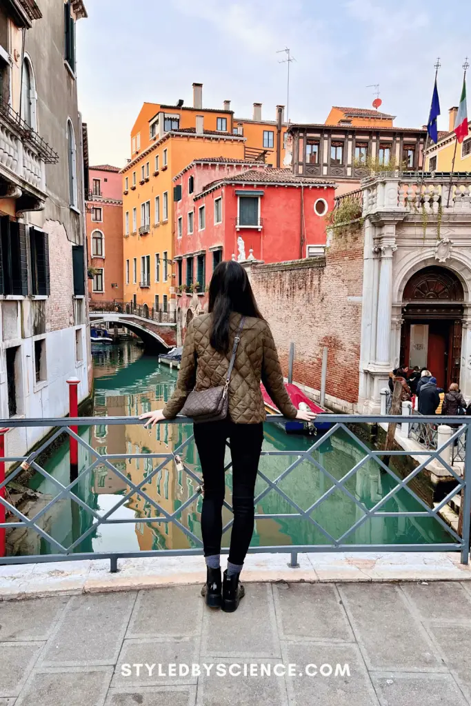 Fitted Olive Puffer Jacket in Venice — Italy Winter Outfits