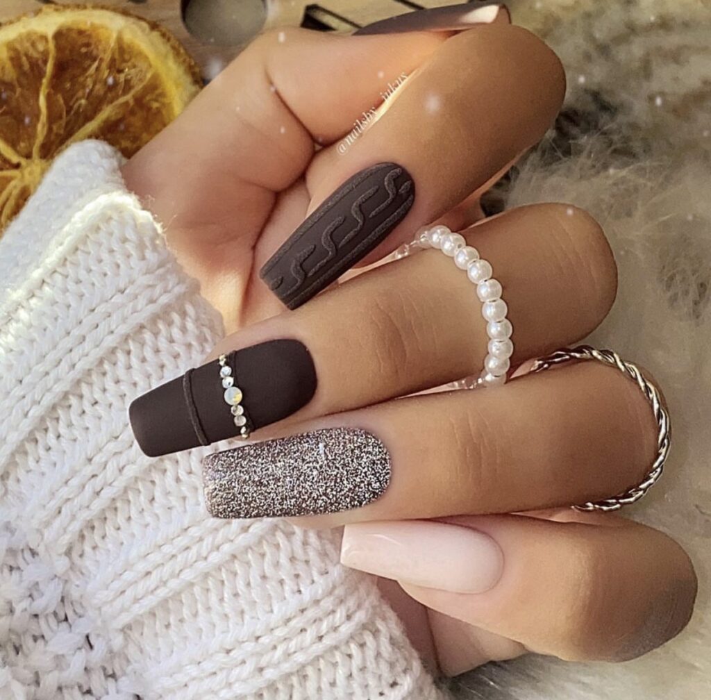 Mixed Lengths Matte Brown Nude With Texture Mixed Lengths Matte Brown Nude With Texture — Winter Matte Nails