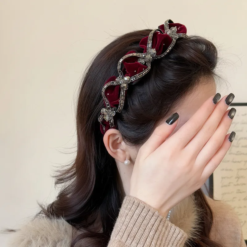 Dark Brown Collarbone Loose Waves With Velvet Headband Dark Brown Collarbone Loose Waves With Velvet Headband — Winter Hairstyles with Headband