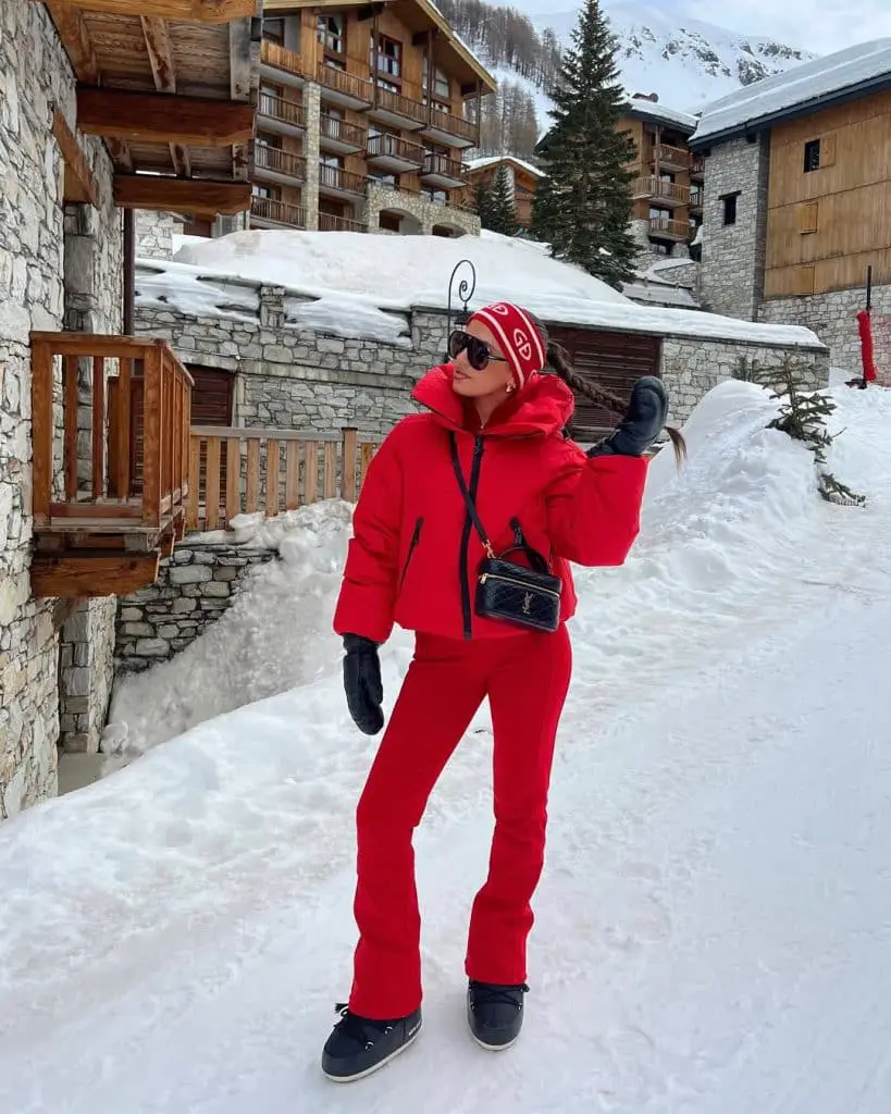 All Red Ski Suit with Flared Pants for a Dynamic Apres Ski All Red Ski Suit with Flared Pants for a Dynamic Apres Ski — Apres Ski Outfits