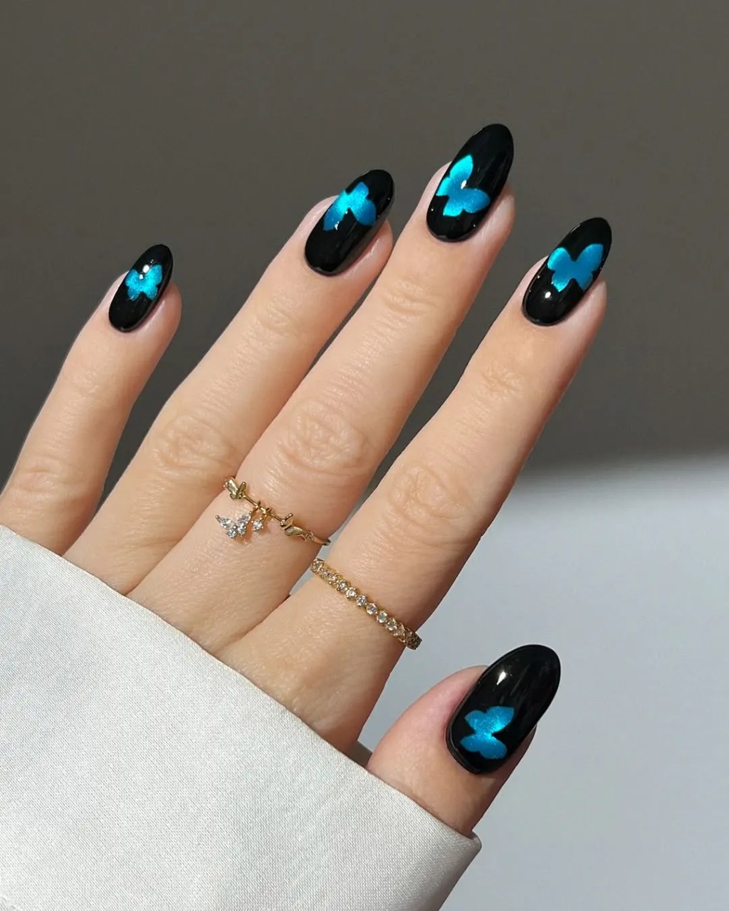 Medium Oval Black with Iridescent Butterflies Medium Oval Black with Iridescent Butterflies — Black Nail Ideas