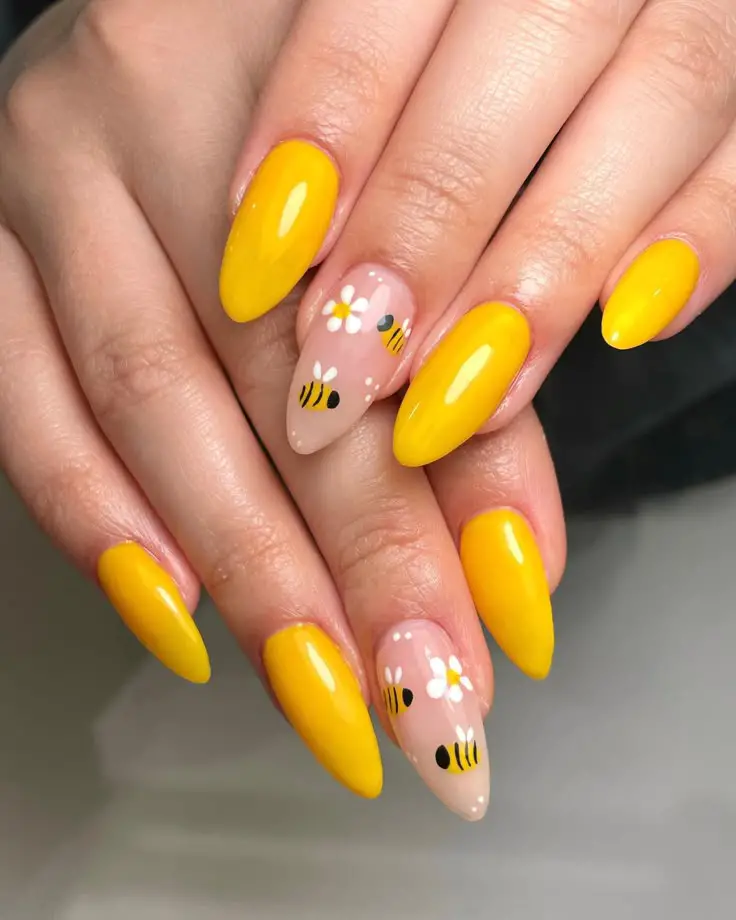Medium Almond Yellow with Bee Illustrations Medium Almond Yellow with Bee Illustrations — Yellow Nail Designs