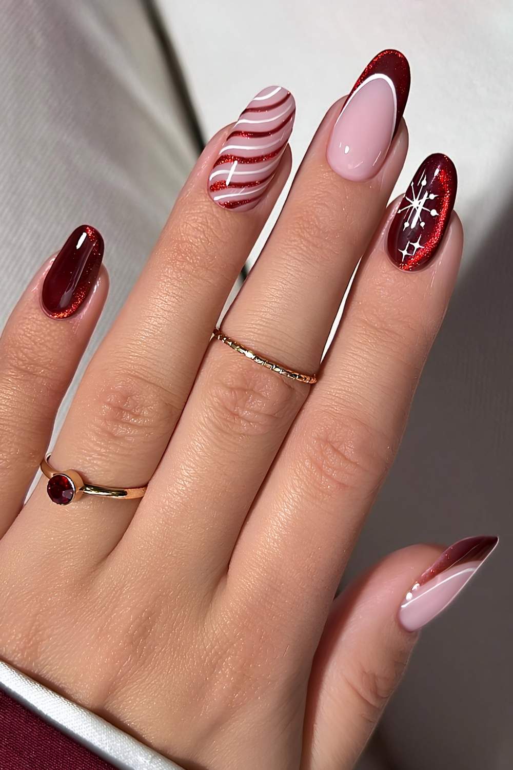 Medium Oval Deep Red Stripes and Snowflakes Medium Oval Deep Red Stripes and Snowflakes — Winter Vacation Nails