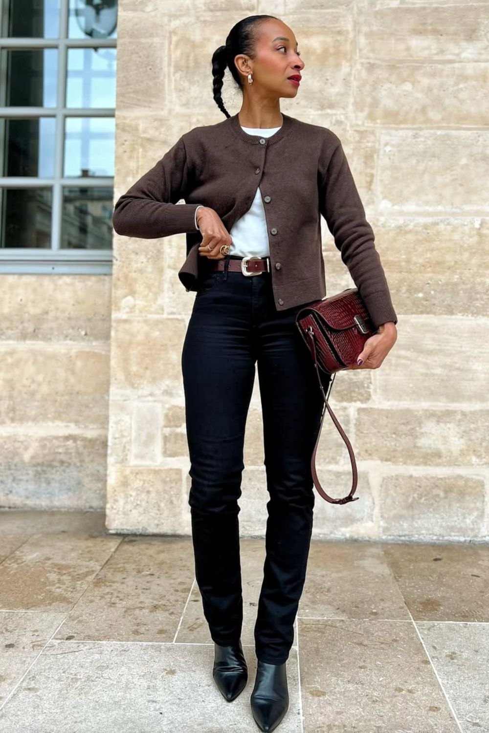 Fitted Brown Cardigan with Black Jeans for Chic Casual Fitted Brown Cardigan with Black Jeans for Chic Casual — Cardigan Outfits
