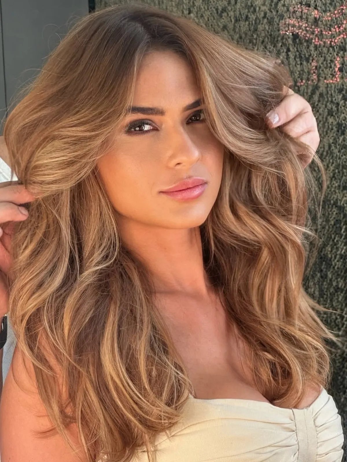 Collarbone Wavy Warm Caramel Balayage Collarbone Wavy Warm Caramel Balayage — Winter Balayage