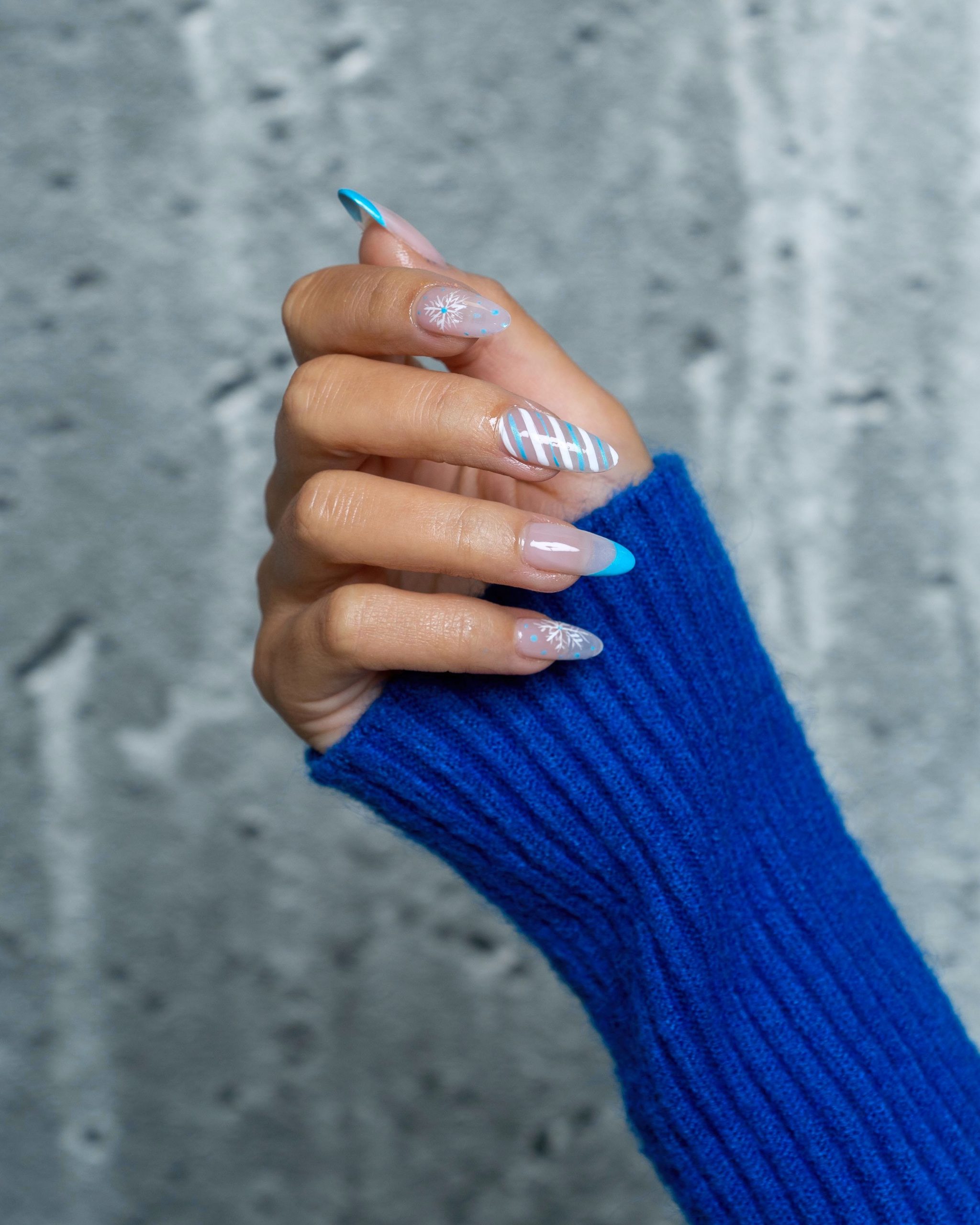 Minimalist Blue Stripe Snowflake Nails Minimalist Blue Stripe Snowflake Nails — Winter Wonderland Nails
