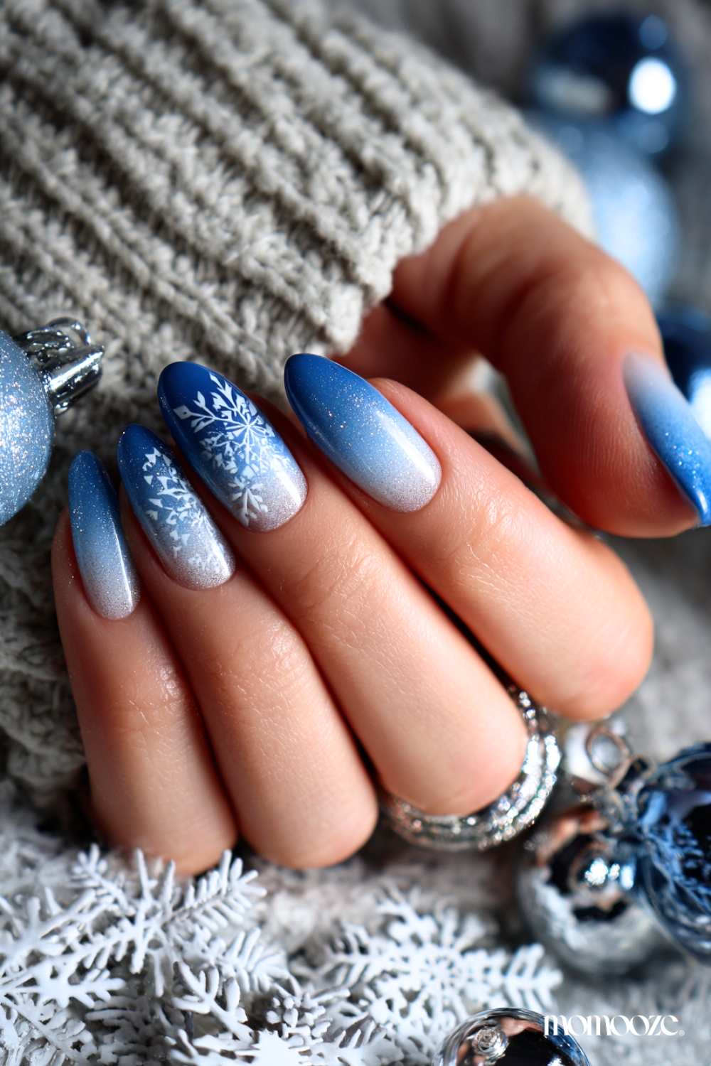 Medium Almond Blue to White Snowflakes Medium Almond Blue to White Snowflakes — Winter Blue Nails