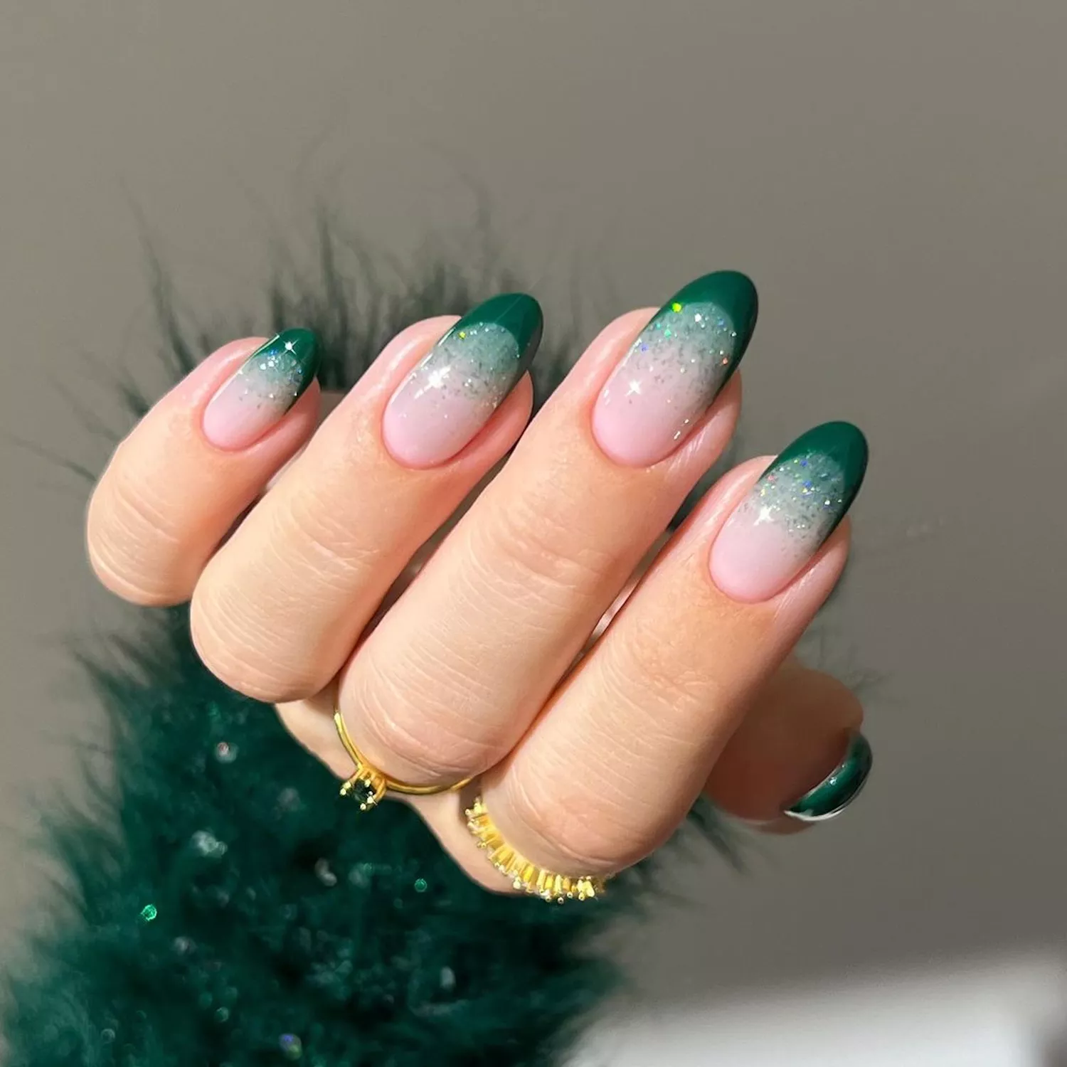 Green Glitter Ombre Oval Nails Green Glitter Ombre Oval Nails — Winter Green Nails