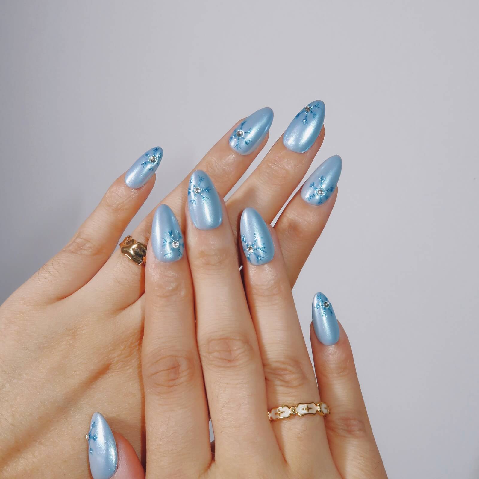 Winter Medium Almond Pearlescent Snowflakes Winter Medium Almond Pearlescent Snowflakes — Winter Blue Nails
