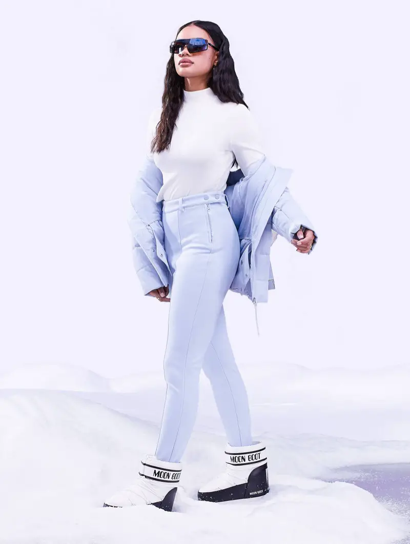 Light Blue Puffer Jacket and Moon Boots for Chic Apres Ski Light Blue Puffer Jacket and Moon Boots for Chic Apres Ski — Apres Ski Outfits