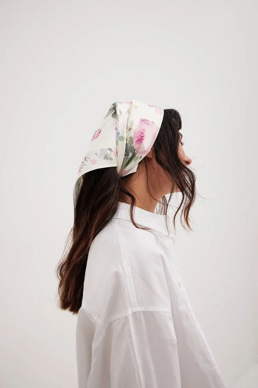 Thick Wavy Dark Brown Hair Scarf Style Thick Wavy Dark Brown Hair Scarf Style — Winter Hairstyles with Scarf