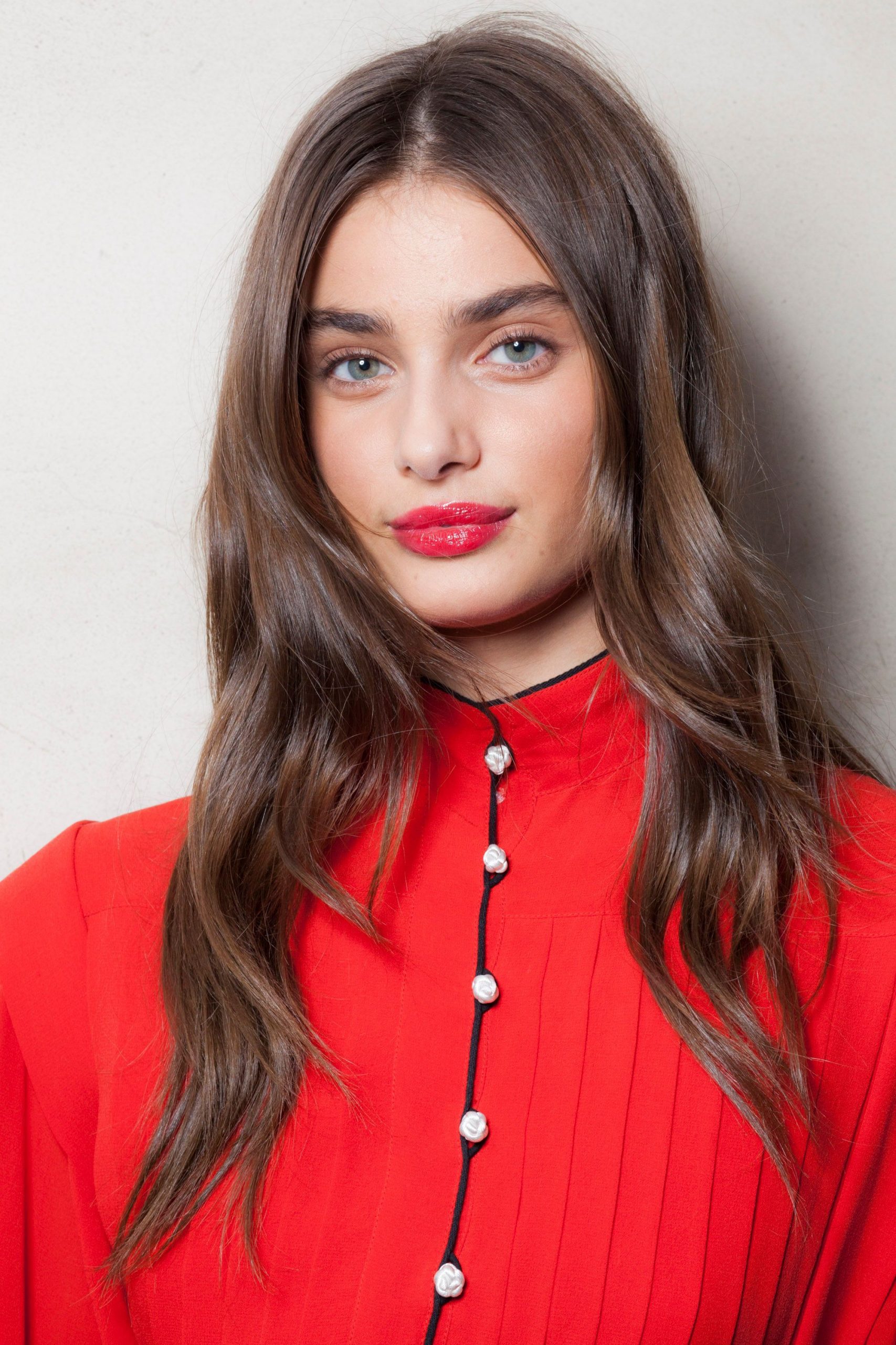 Mid-Back Thick Wavy Dark Brown with Long Layers Mid-Back Thick Wavy Dark Brown with Long Layers — Winter Haircuts for Long Faces