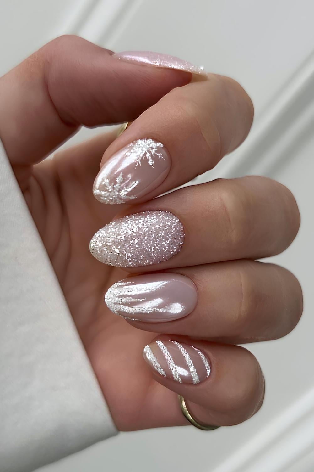 Glossy Glitter And Chrome Chrome Snowflake Glitter Oval Nails Glossy Glitter And Chrome Chrome Snowflake Glitter Oval Nails — Winter White Nails