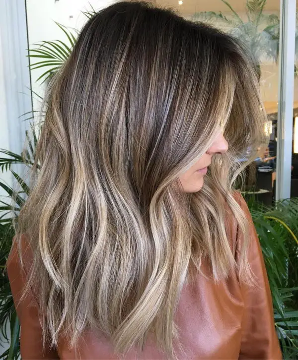 Shoulder Wavy Hair With Dark Brown Base and Blonde Highlights/Lowlights Shoulder Wavy Hair With Dark Brown Base and Blonde Highlights/Lowlights — Lowlights for Blonde Hair