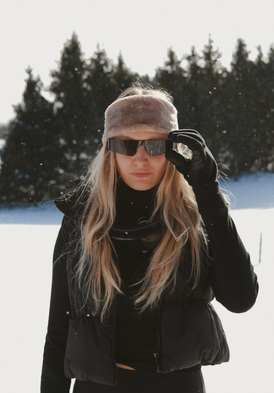 Puffer Vest and Faux Fur Headband for Chic Apres Ski Puffer Vest and Faux Fur Headband for Chic Apres Ski — Apres Ski Outfits