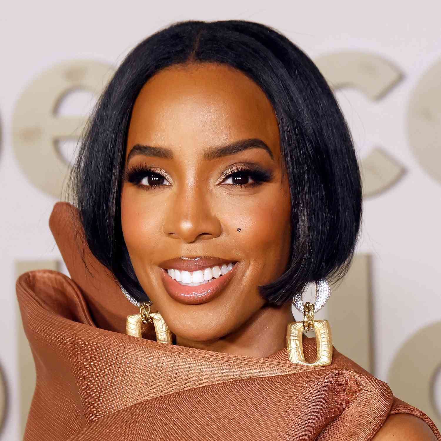 Long Thick Wavy Dark Brown Hair — With A Middle Parting Winter Haircuts for Long Faces