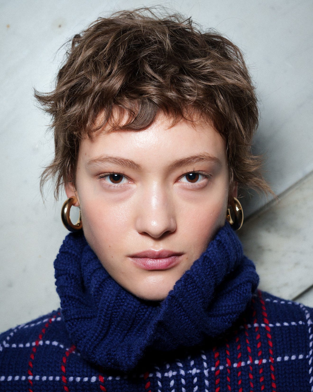 Textured Short Brown Hair with Plaid Sweater and Hoop Earrings Textured Short Brown Hair with Plaid Sweater and Hoop Earrings — Trendy Haircuts for Women