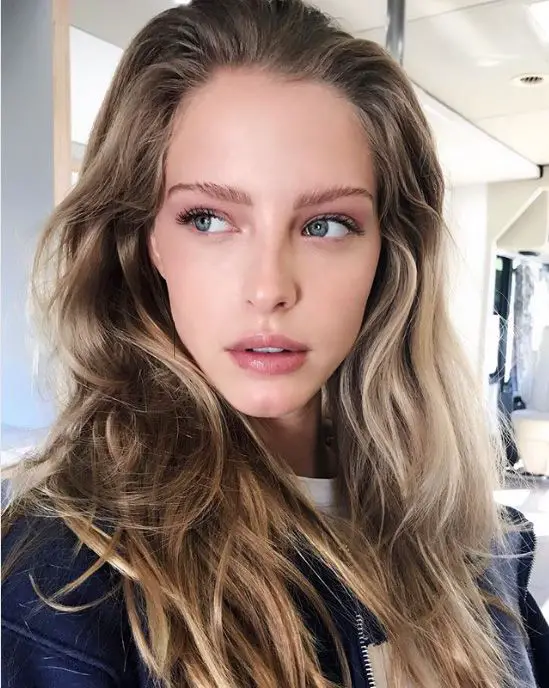 Mid-Back Mushroom Blonde With Ash Undertones and Highlights Mid-Back Mushroom Blonde With Ash Undertones and Highlights — Winter Hair Colors for Pale Skin