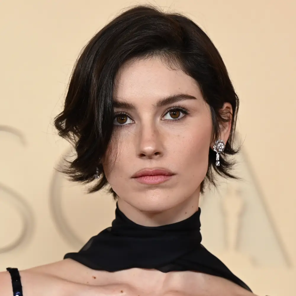Chin-Length Layered Bob with Tucked Waves Chin-Length Layered Bob with Tucked Waves — Winter Haircuts for Oval Faces