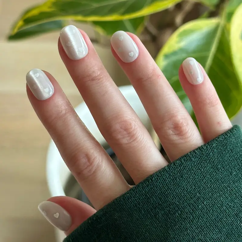 Light Pearly Beige Cat Eye with White Hearts Light Pearly Beige Cat Eye with White Hearts — Velvet Nails