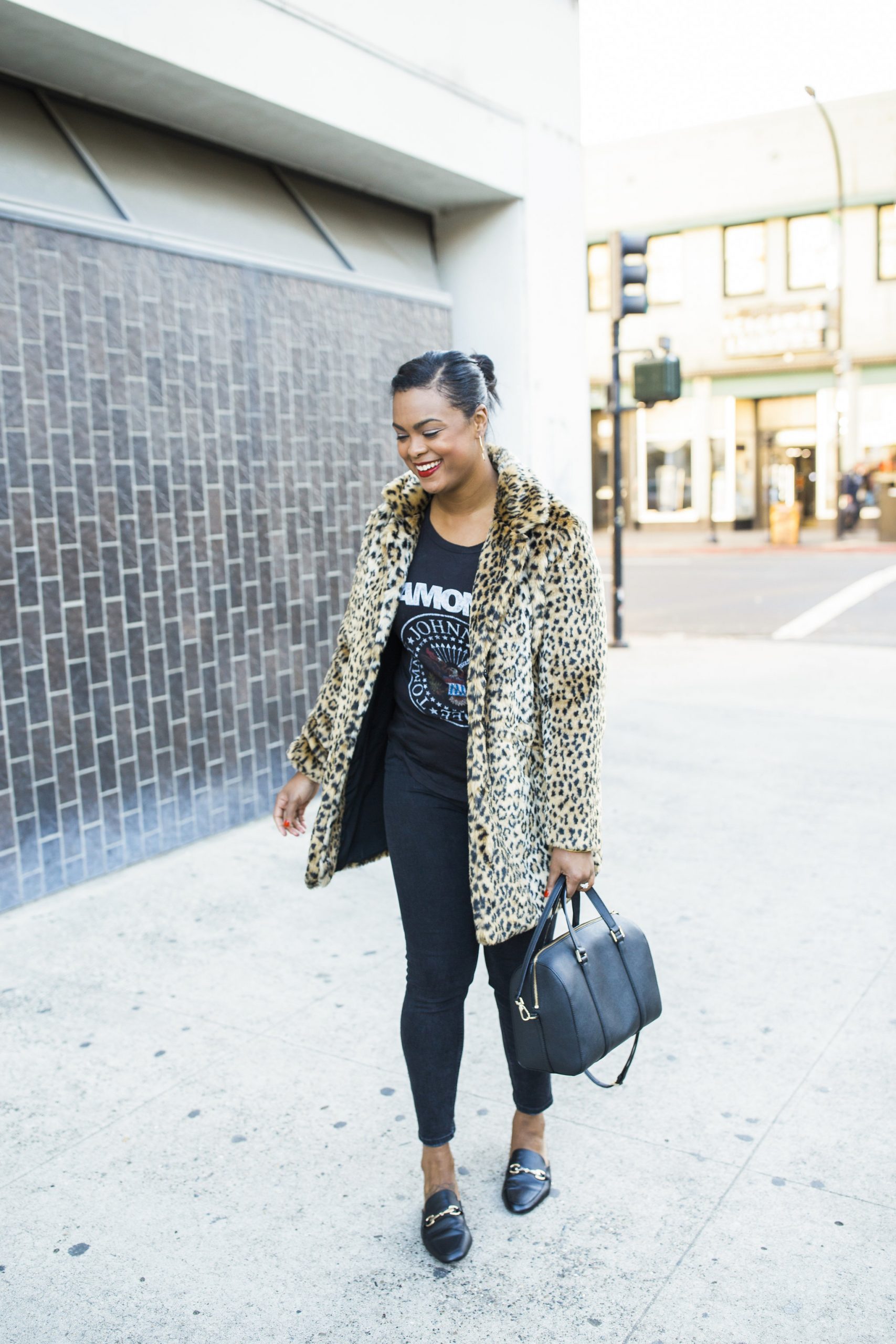 Leopard Coat with Graphic Tee and Skinny Jeans Leopard Coat with Graphic Tee and Skinny Jeans — Leopard Coat Outfits