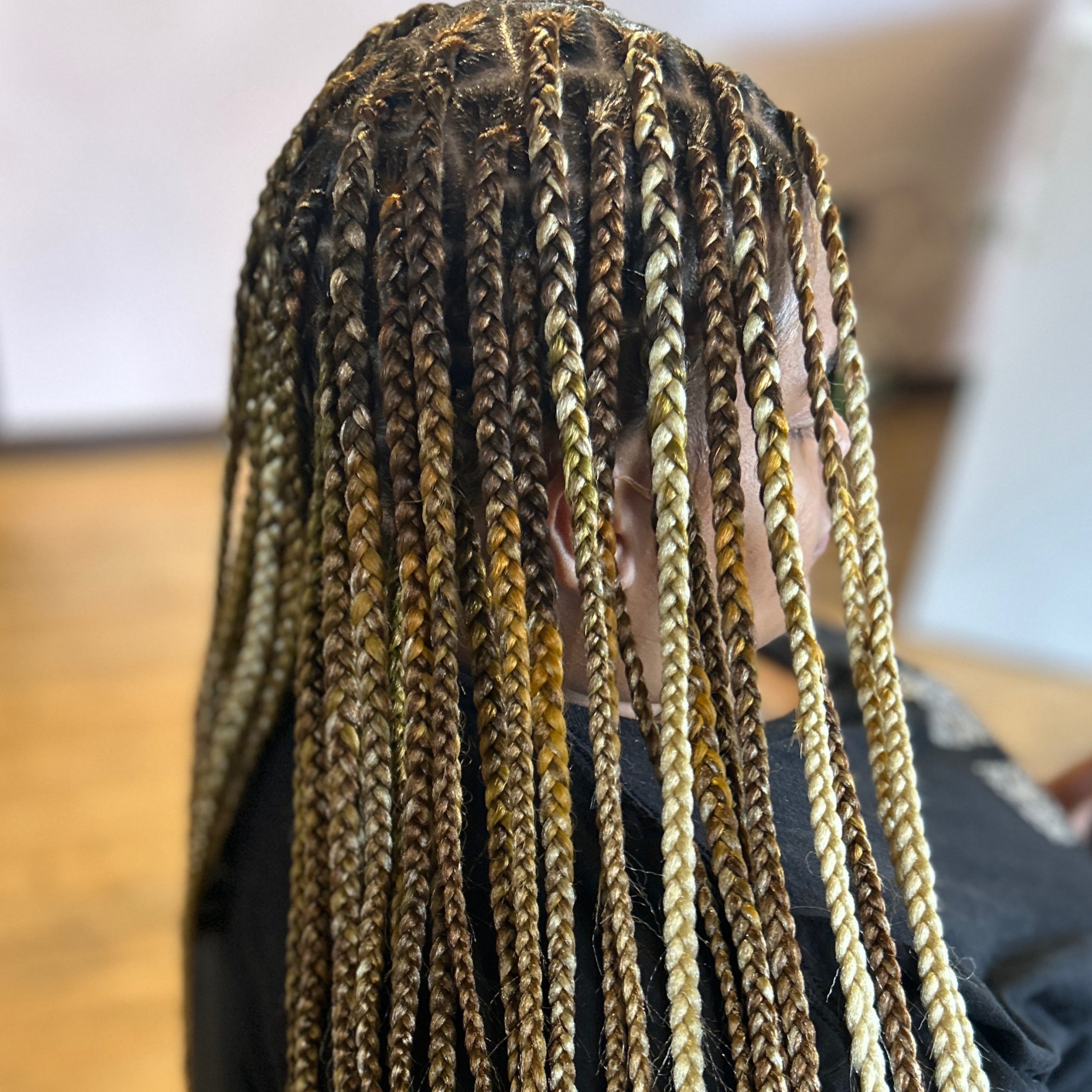 Mid-Back Dark Brown Box Braids With Highlights Mid-Back Dark Brown Box Braids With Highlights — Winter Knotless Braids