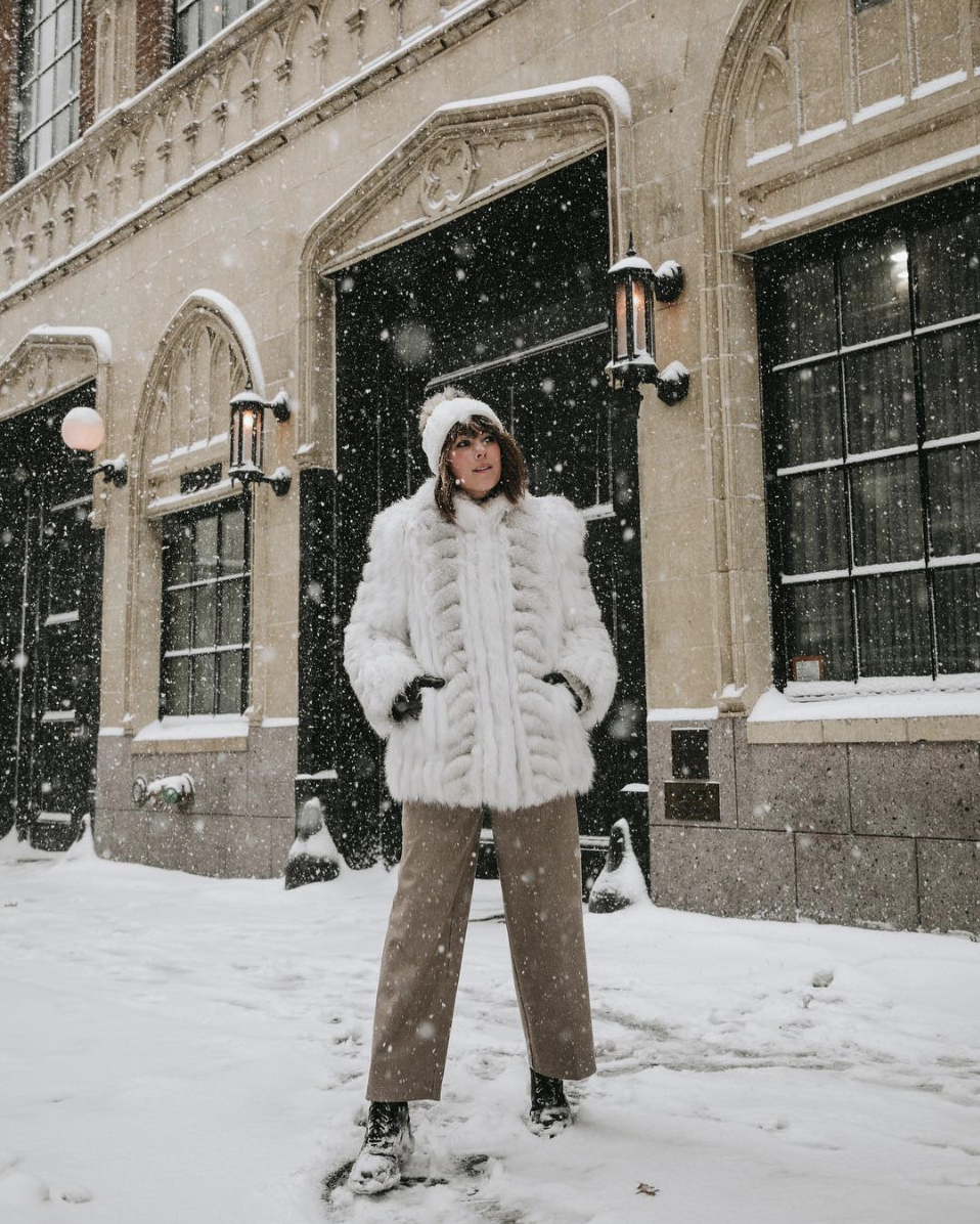 White Faux Fur Coat with Brown Trousers and Black Snow Boots White Faux Fur Coat with Brown Trousers and Black Snow Boots — Snow Boots Outfits