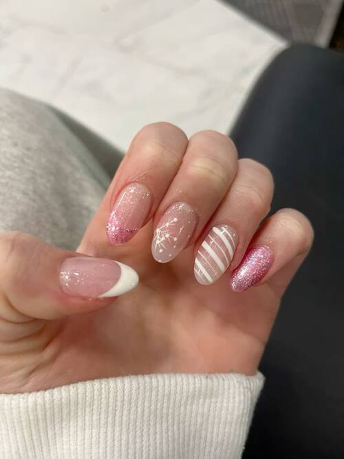 Pink Glitter & Snowflake Art Oval Nails Pink Glitter & Snowflake Art Oval Nails — Winter Oval Nails
