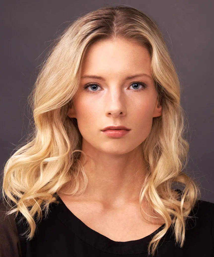 Fine Ash Blonde Loose Waves Fine Ash Blonde Loose Waves — Winter Shoulder Length Hairstyles