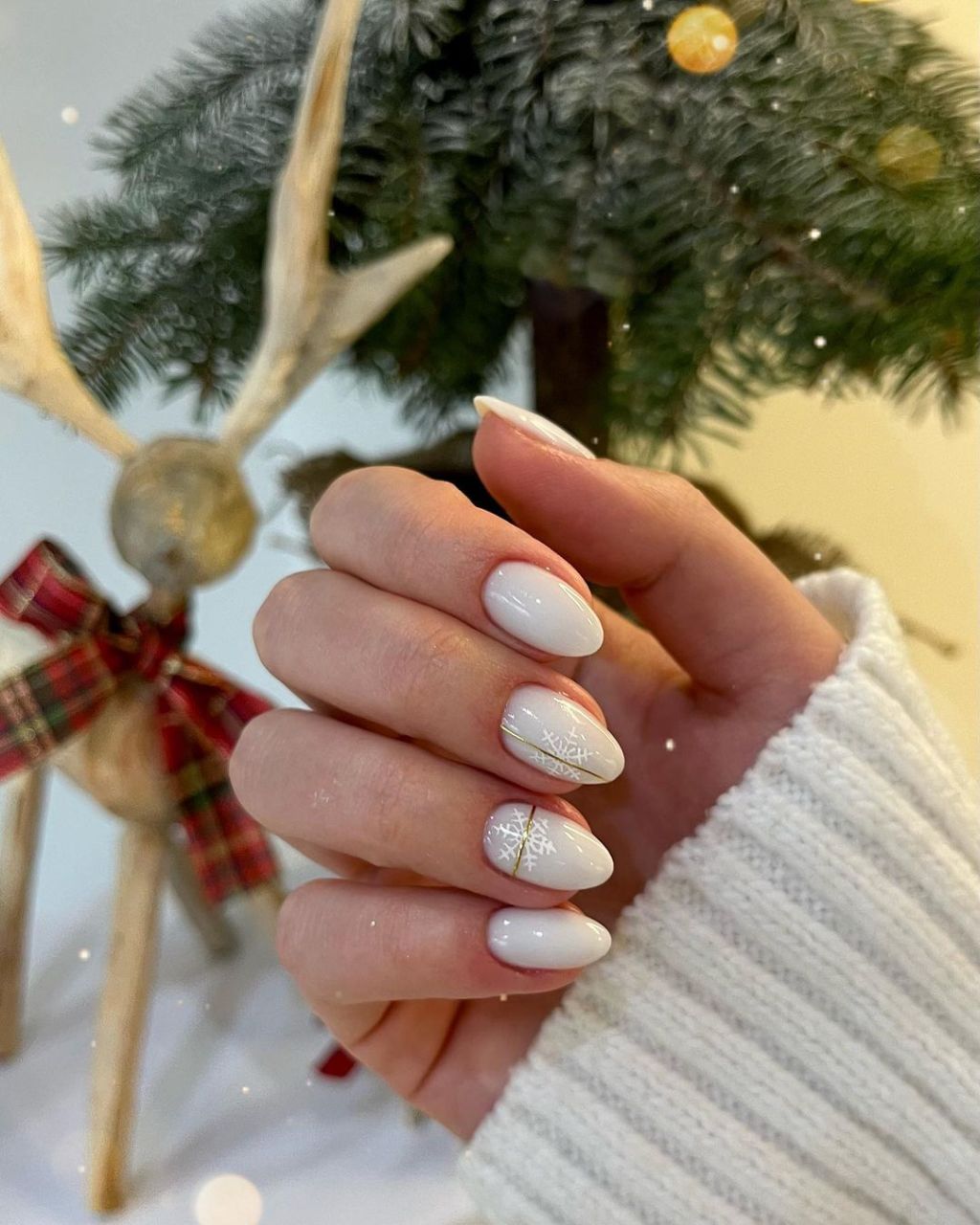 White Gold Line Snowflake Nail White Gold Line Snowflake Nail — Short Winter Gel Nails