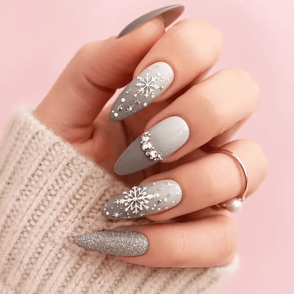 Large Snowflake Grey Glitter Nails Large Snowflake Grey Glitter Nails — Winter Gray Nails