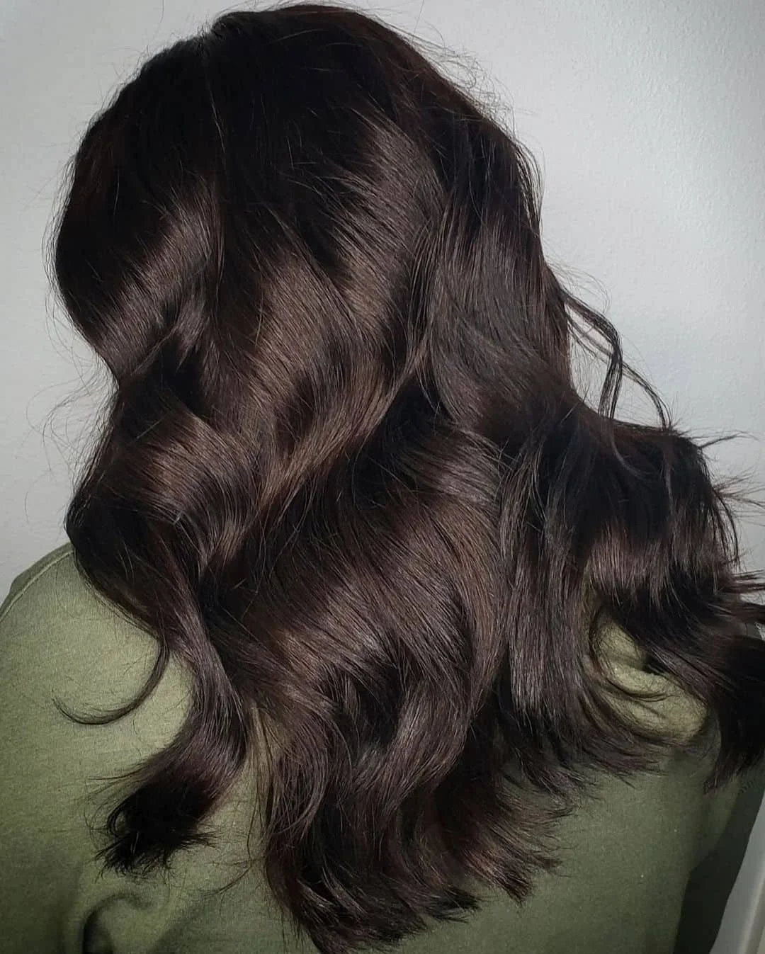 Wavy Medium Density Deep Espresso Brown With Cool Highlights Wavy Medium Density Deep Espresso Brown With Cool Highlights — Dark Winter Hair Colors