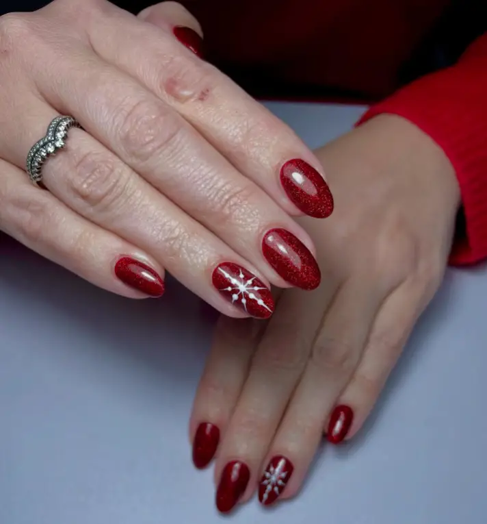 Glitter Glossy Sparkling Deep Red Glitter Snowflakes Glitter Glossy Sparkling Deep Red Glitter Snowflakes — Winter Red Nails