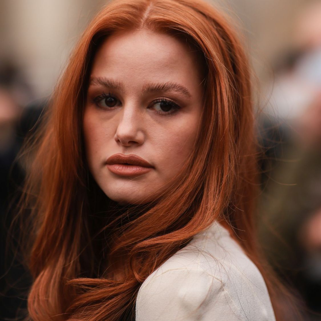 Vibrant Copper Red Wavy Hair Vibrant Copper Red Wavy Hair — Winter Hair Colors for Redheads