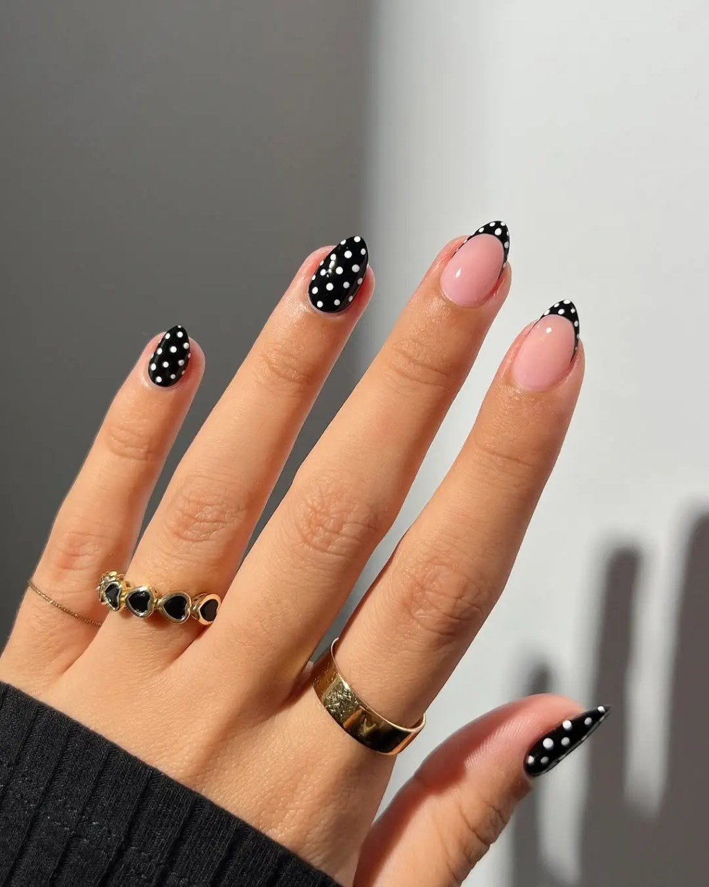 Medium Stiletto Black French with White Polka Dots Medium Stiletto Black French with White Polka Dots — Black Nail Ideas