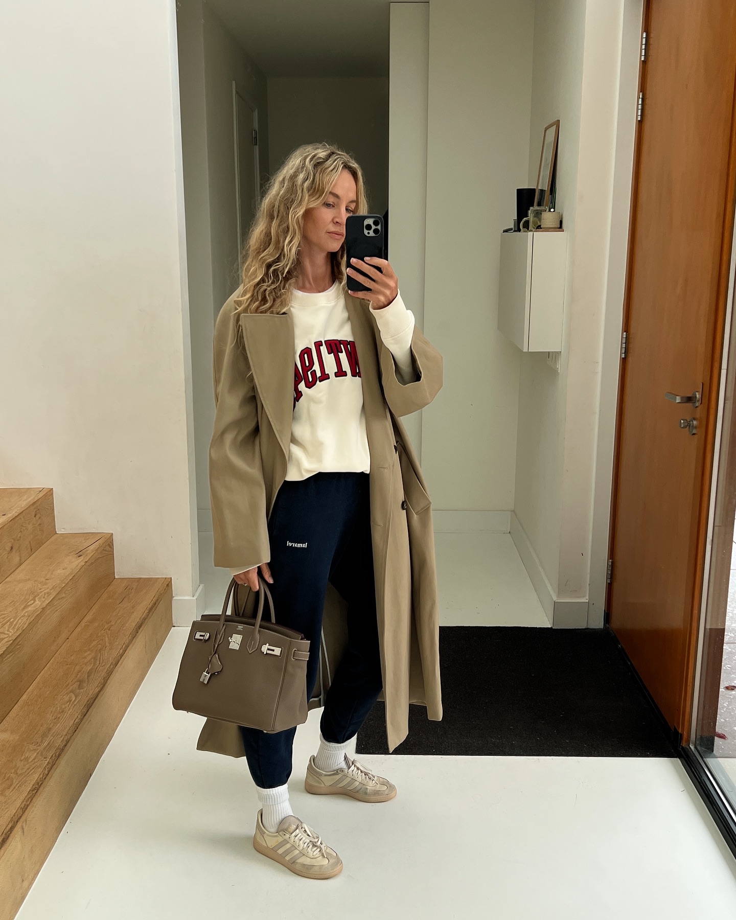 Loungewear-Inspired Look with Beige Sneakers and Trench Coat Loungewear-Inspired Look with Beige Sneakers and Trench Coat — Winter Outfits with Sneakers