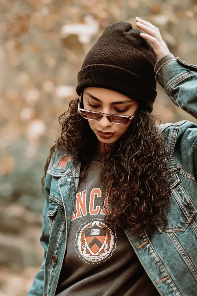 Denim Jacket Graphic T-Shirt Outfit Idea Denim Jacket Graphic T-Shirt Outfit Idea — Beanie Outfits