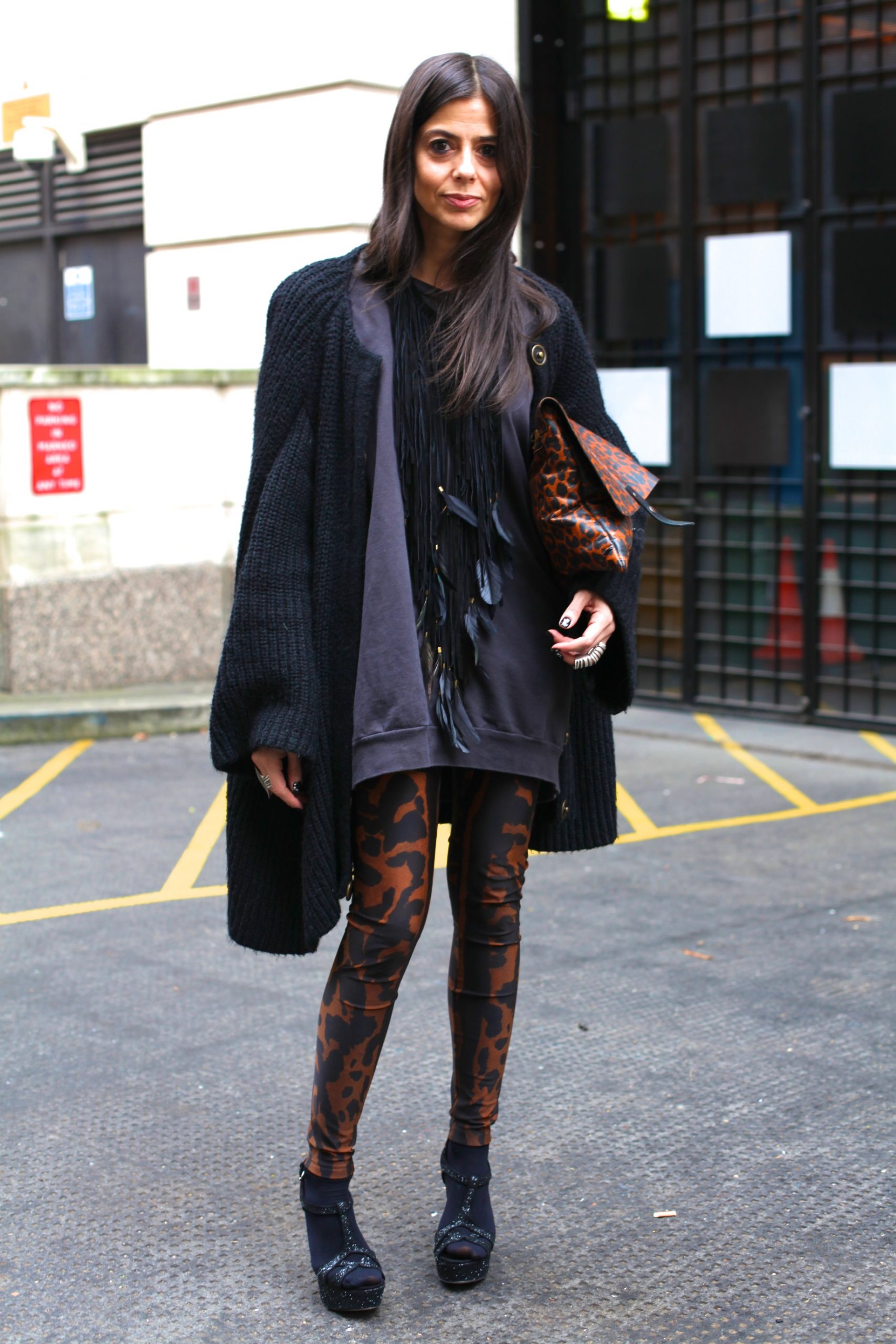 Oversized Knit Cardigan and Leopard Print for Casual City Vibes Oversized Knit Cardigan and Leopard Print for Casual City Vibes — Europe Winter Outfits