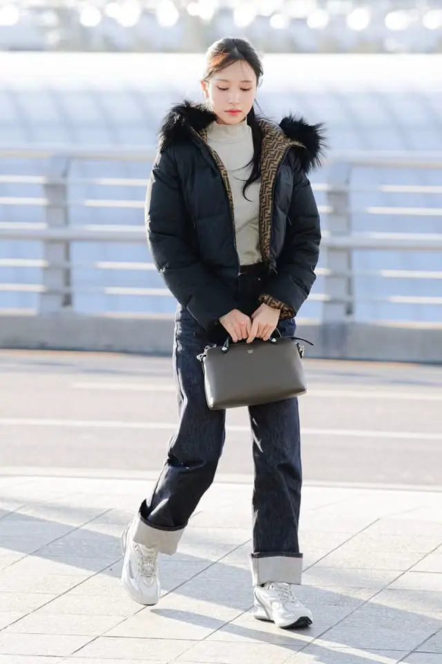 Cropped Puffer Jacket with Turtleneck and Straight-Leg Jeans Cropped Puffer Jacket with Turtleneck and Straight-Leg Jeans — Winter Airport Outfits