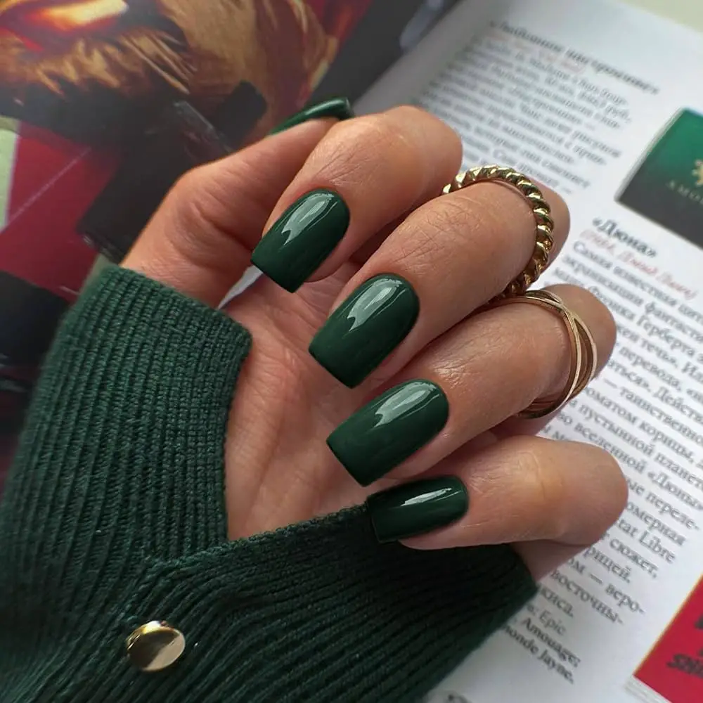 Glossy Emerald with Subtle Gold Cuticle Line Glossy Emerald with Subtle Gold Cuticle Line — Emerald Green Nails