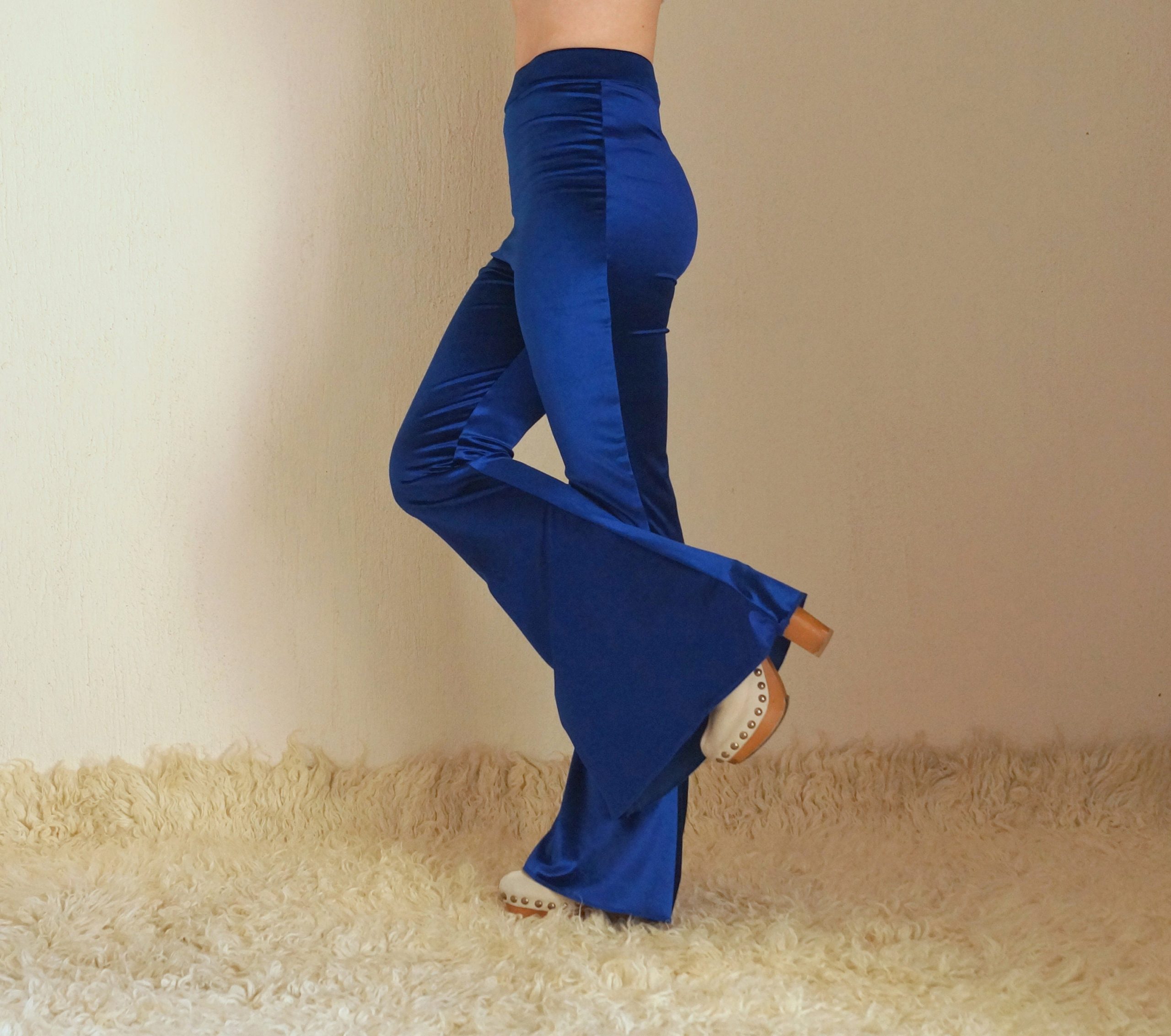 Statement Velvet: Royal Blue Flare Leggings for Evening Statement Velvet: Royal Blue Flare Leggings for Evening — Flare Leggings Outfits