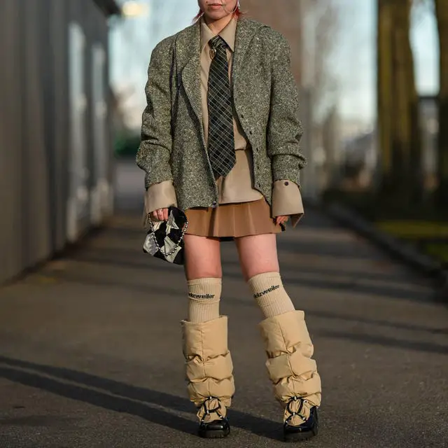 Chunky Platform Boots with Leg Warmers and Tweed Blazer — Winter Boots Outfits