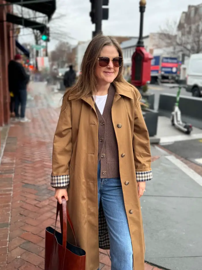 Casual Camel Trench with Plaid Lining, Cardigan, and Jeans Casual Camel Trench with Plaid Lining, Cardigan, and Jeans — Brown Coat Outfits