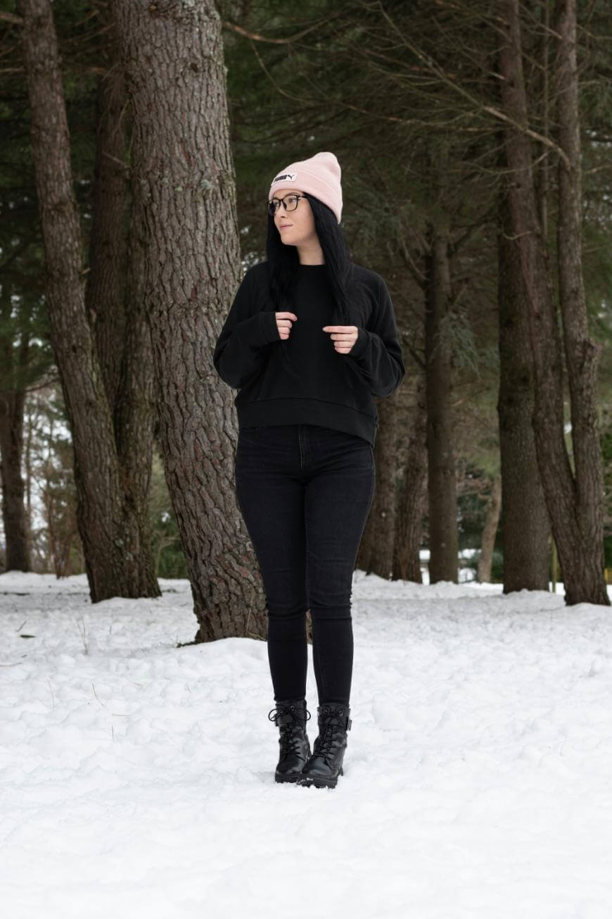 Casual Black Sweatshirt and Skinny Jeans for Snowy Outings — All Black Winter Outfits