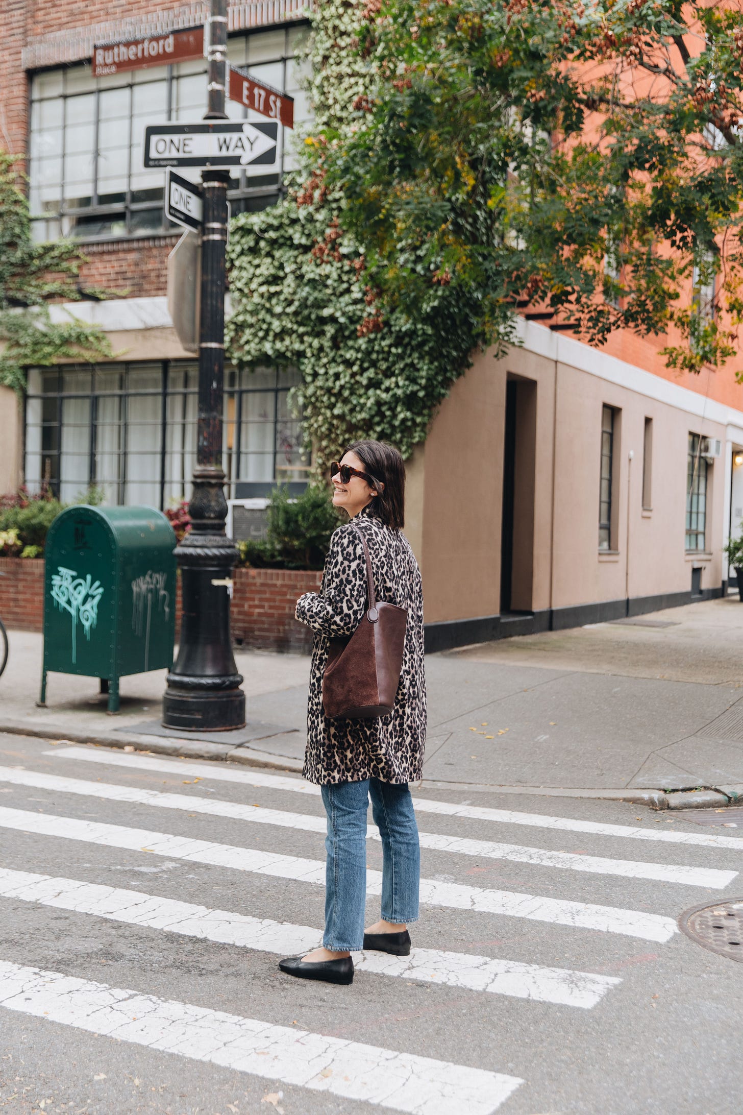 Urban Leopard Coat with Tote Bag and Ballet Flats Urban Leopard Coat with Tote Bag and Ballet Flats — Leopard Coat Outfits